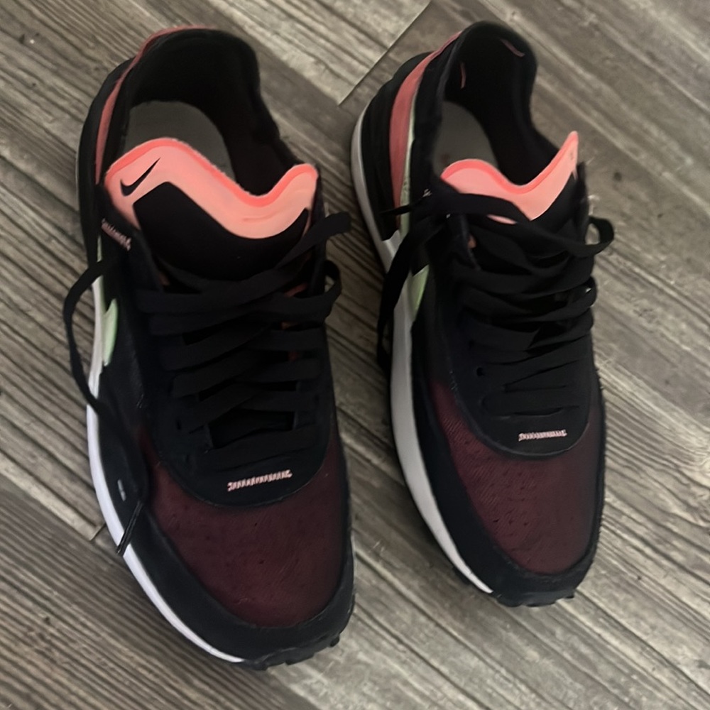 NIKES - Picture 3 of 4